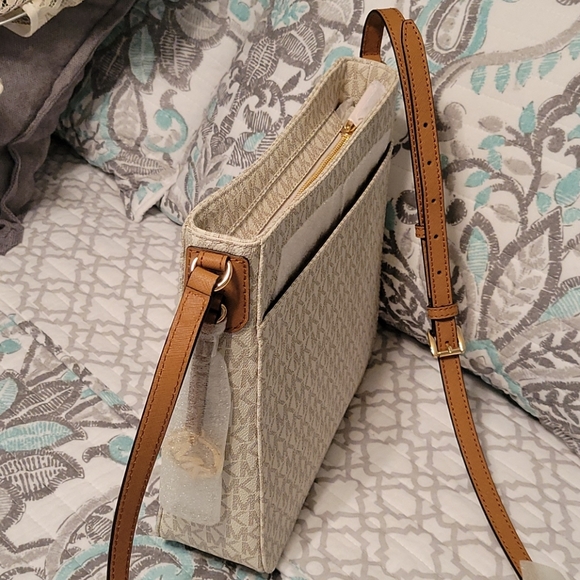 Michael Kors Jet Set Travel Purse - Picture 3 of 4